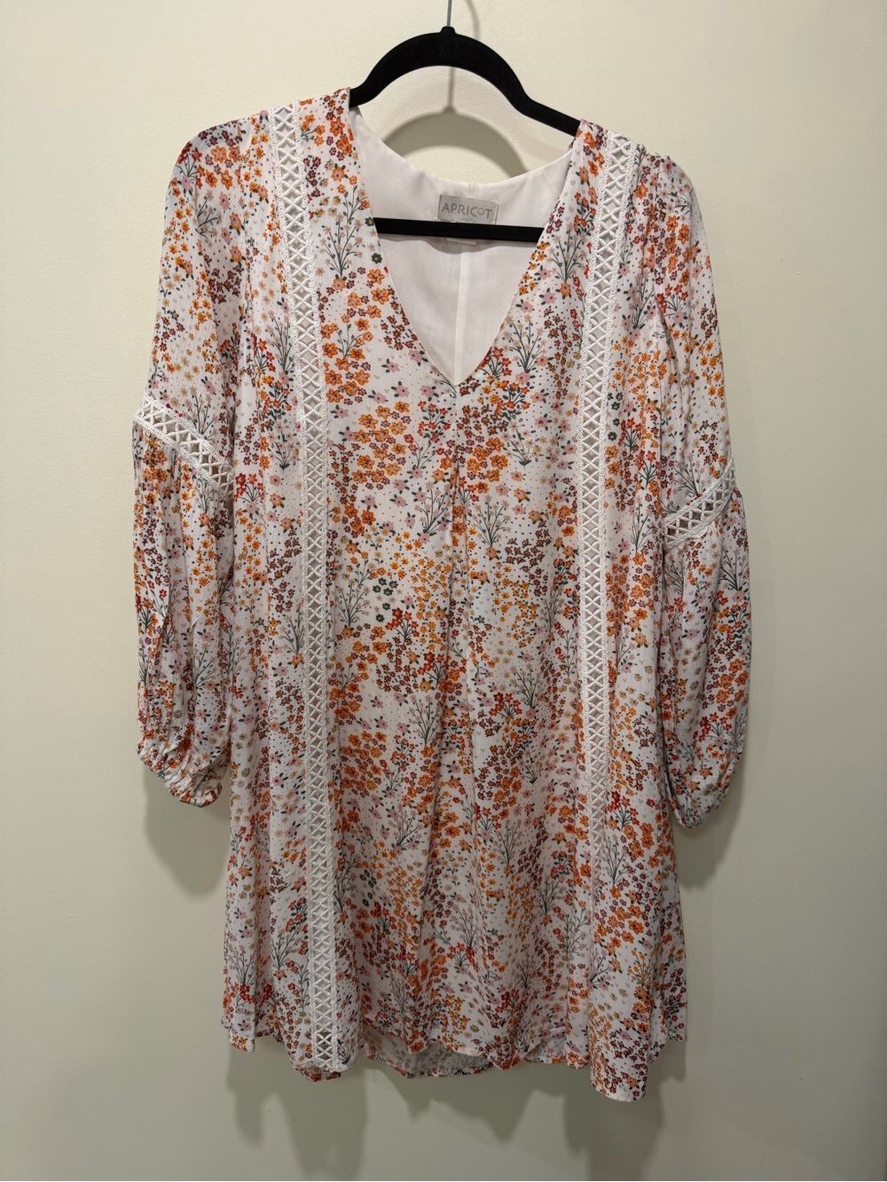 APRICOT White V-Neck Dress with Orange Floral Detail - Like New – Size 6